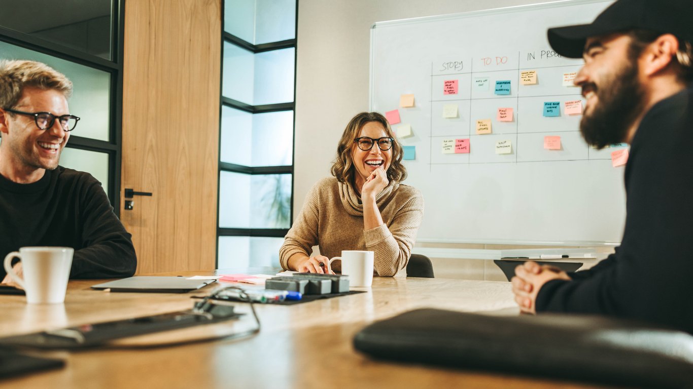 successful-team-collaboration-in-business-boardroom-2